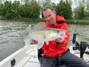 Rico Smit met snoekbaars uit de IJssel